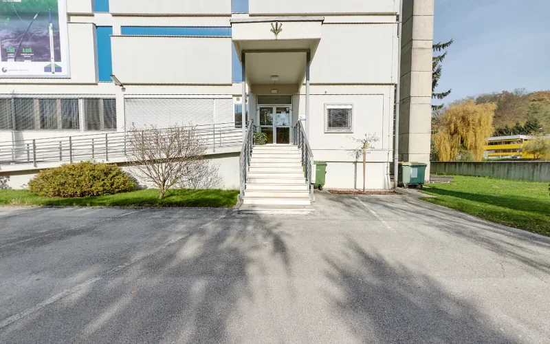 VIRTUAL STUDIO: panoramski pogled na vhod v stavbo in njeno okolico iz virtualnega ogleda ZAC